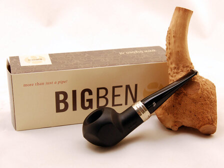 BigBen Phantom black matte 495 with red mouthpiece